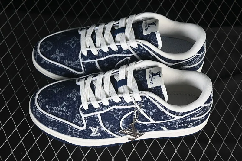 All categories Nk SB Dunk Series Nk SB Dunk Low High-end customized low-top sneakers Nike SB Dunk Low LV co-branded dark blue denim High-end customized low-top casual sneakers SC0601-469